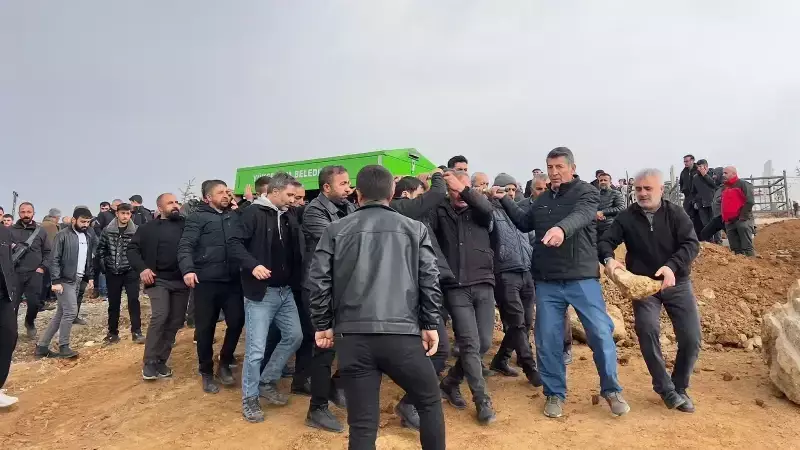 Van'da Baraj Gölüne Uçan Araçta 3 Genç Hayatını Kaybetti