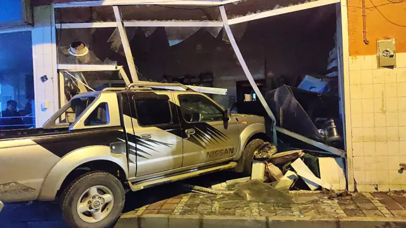 İzmir'de Kontrolden Çıkan Pikap Tüp Bayisine Daldı!