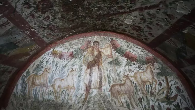 İznik'teki Hisardere Kazılarında Bulunan 3. Yüzyıla Ait 'Çoban İsa' Freski Temizleniyor