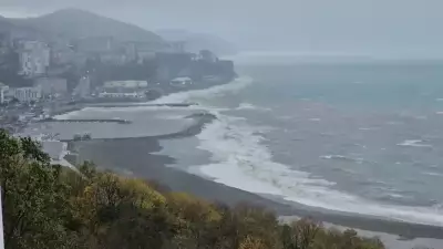 4 Gündür Süren Fırtına: 81 Köy Yolu Kapandı, Deniz Karayla Birleşti
