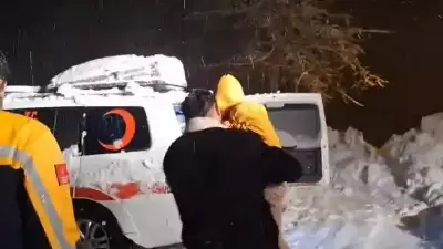 Siirt'te Kar Altında Kalan Köyde 8 Yaşındaki Çocuk Kurtarıldı