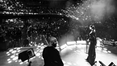 Sıla, Almanya'da 2200 Kişiye Beethoven Salonu'nda Konser Verdi