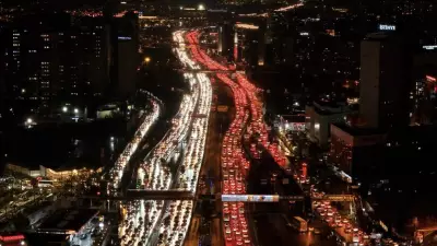 İstanbul'da Trafik Yoğunluğu %90'a Ulaştı: Yağmur ve Mesai Saati Felç Etti