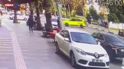 Antalya'da Ticari Taksi ile Motosiklet Çarpıştı: 2 Genç Yaralandı, Sürüklenme Anı Kamerada