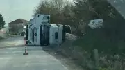 Çaycuma'da Tır Devrildi: Sürücü Hafif Yaralı, Yol Trafiğe Kapandı