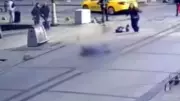 Fatih'te Feci Kaza: Annesinin Elini Bırakan Çocuğa Motosiklet Çarptı ve Sürücü Kaçtı