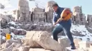 Türkücü Aydın Aydın, Nemrut'taki 2100 Yıllık Heykelde Bağlama Kırdı!