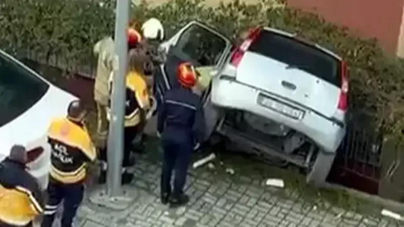 75 Yaşındaki Sürücü Fren Yerine Gaza Basınca Otomobil Binanın Boşluğuna Uçtu