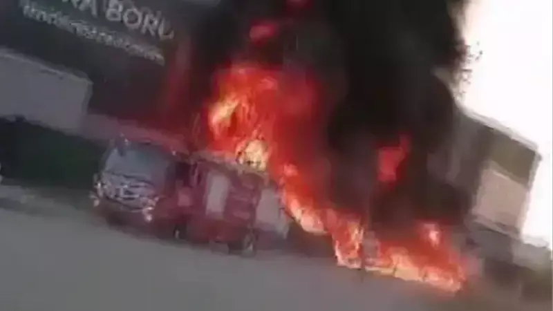 Adana'da Plastik Üretim Tesisinde Çıkan Yangın İtfaiye Müdahalesiyle Söndürüldü