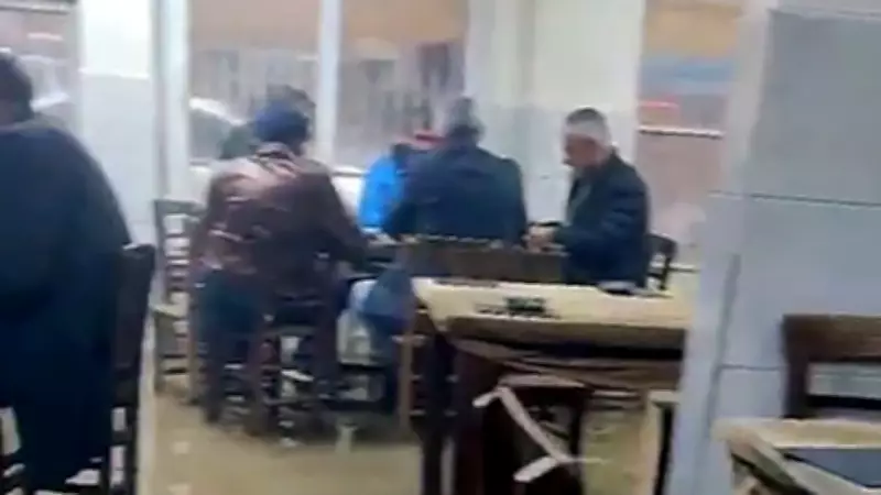 Adana'da Sağanak Felaketi: Kıraathanede Su Bastı, Oyunlar Devam Etti