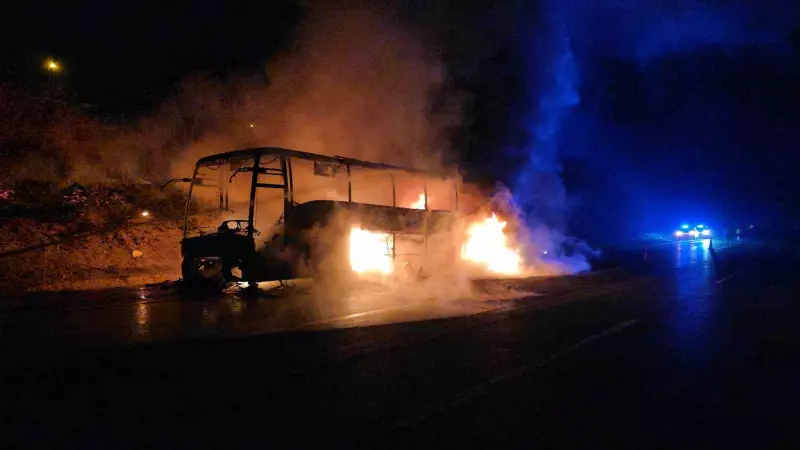 Adana'da Yolcu Otobüsü Alev Aldı: 39 Yolcu Tahliye Edildi