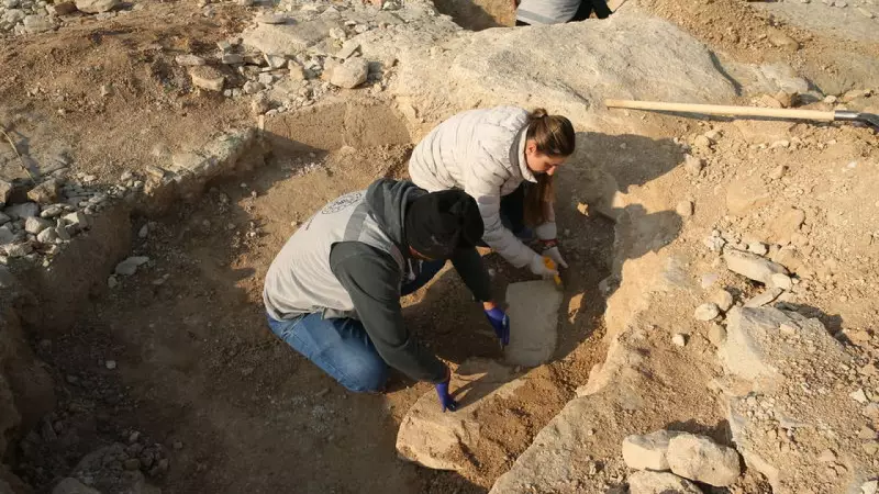 Adıyaman'da Göbeklitepe'yi Andıran 11 Bin Yıllık T Şeklinde Taşlar Bulundu