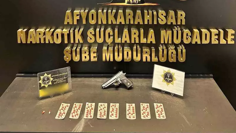 Afyonkarahisar'da Narkotik Operasyonu: 114 Hap ve Tabanca Ele Geçirildi