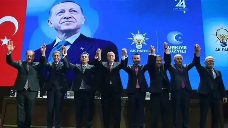 AK Parti MKYK Toplantısında Erdoğan'dan Rozet Taktığı Belediye Başkanları
