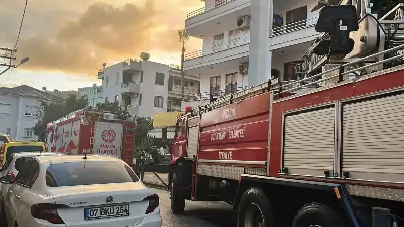 Alanya'da Üç Katlı Binada Çıkan Yangın Panik Yarattı
