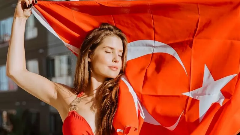 Amanda Cerny'nin Türk Bayraklı 2016 Nostaljisi Sosyal Medyada Trend Oldu