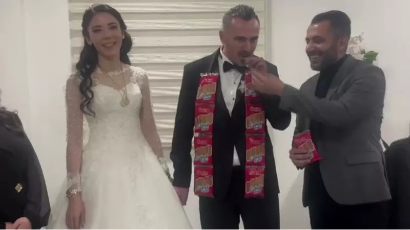 Amasya'da Düğün Şakası: Damada Takı Yerine Çubuk Kraker Takıldı