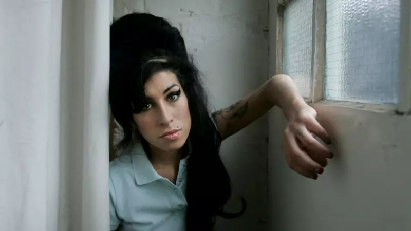 Amy Winehouse'un Kan Lekeli Bale Pabuçları Ankara'da: Yarım Milyon Sterlinlik Teklifler
