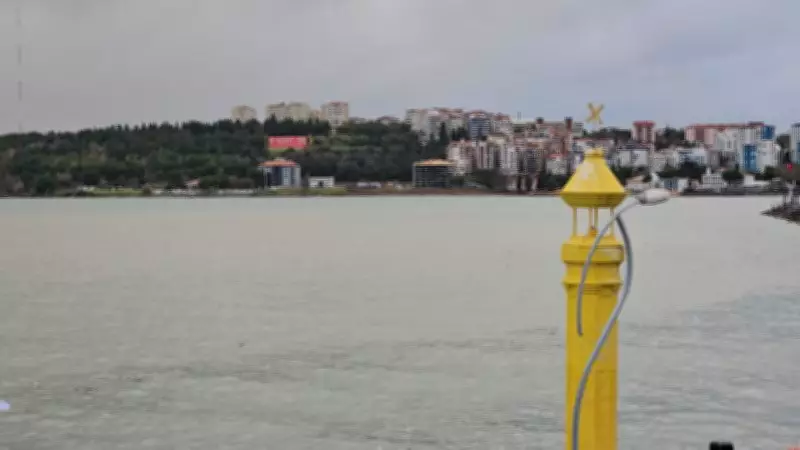 Çanakkale'de Sağanak Sonrası Denizin Rengi Değişti, Trafik Yasağı Kaldırıldı