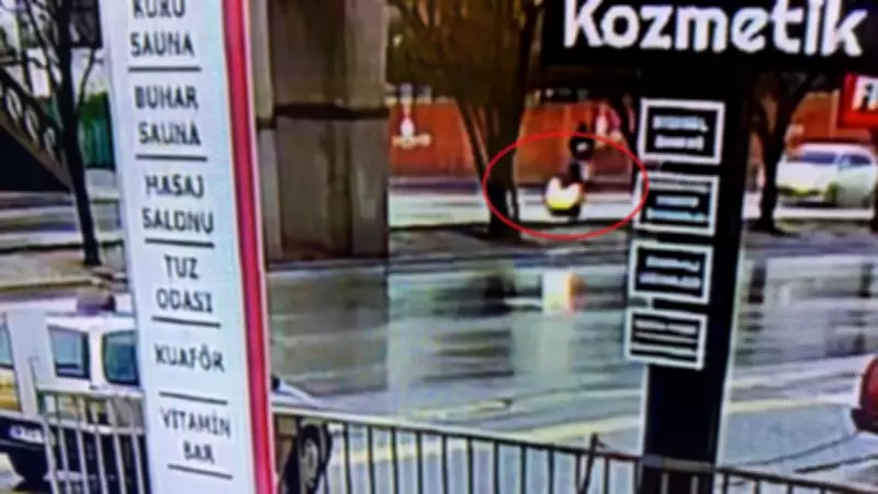 Ankara'da Kaygan Yolda Motosiklet Ağaca Çarptı: Irak Uyruklu Sürücü Hayatını Kaybetti