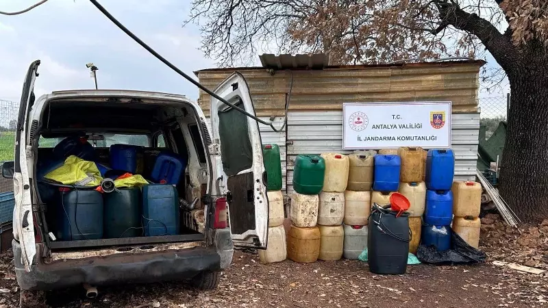 Antalya'da Kaçak Akaryakıt Operasyonu: 2350 Litre Motorin ve Ruhsatsız Tabanca Ele Geçirildi