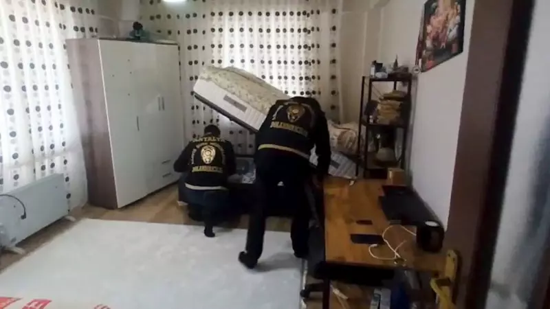 Antalya'da Polis ve Savcı Kılığında 16 Milyon TL Dolandırıcılık: 12 Şüpheli Tutuklandı