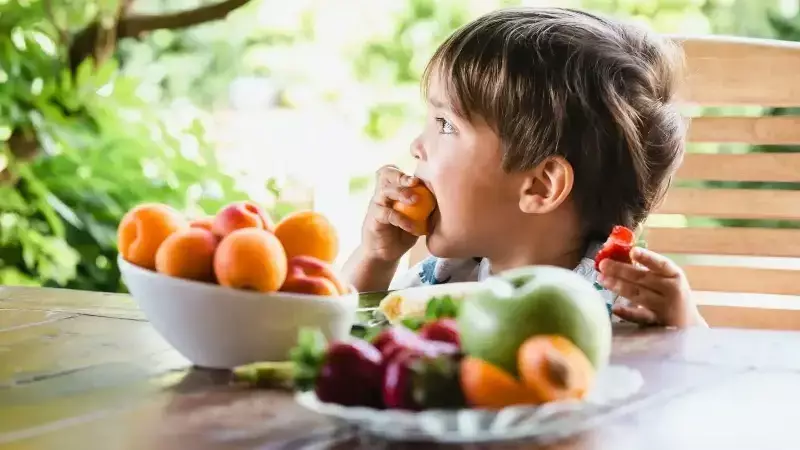 Ara Tatilde Çocuk Beslenmesi: Uzman Uyarıyor, Düzensizlik Bağışıklığı Zayıflatıyor