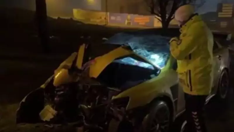 Arnavutköy'de Otomobil Elektrik Direğine Çarptı: 5 Kişi Yaralandı