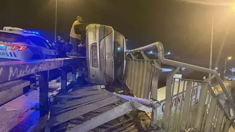 Avcılar'da E-5'te Korkunç Kaza: Araç Köprü Korkuluğuna Sıkıştı, 2 Yaralı