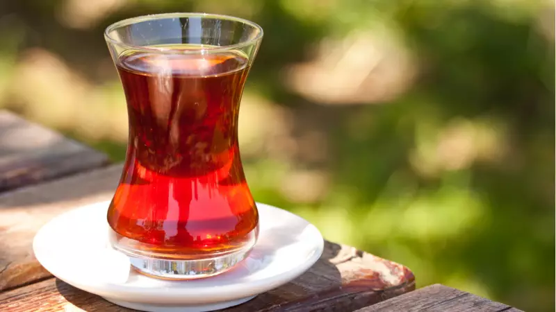 Çayın Keşfi: İmparatorun Tesadüfi Buluşundan Dünya İçeceğine Yolculuk