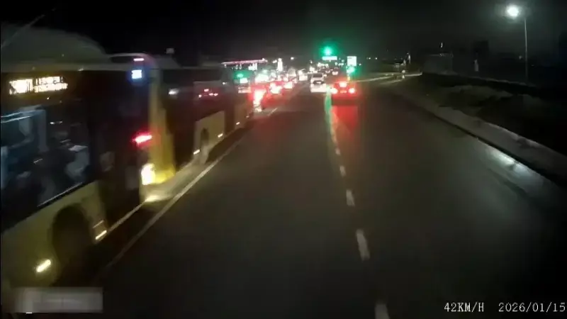 Başakşehir'de 3 İETT Otobüsü Çarpıştı: Yaralılar Var