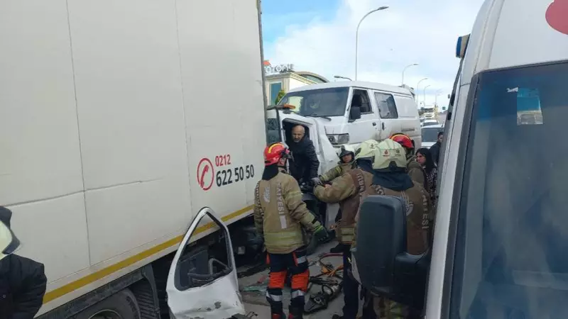 Bağcılar'da Kontrolden Çıkan Çekici 4 Kişiyi Yaraladı: 3 Araç Hasarlı