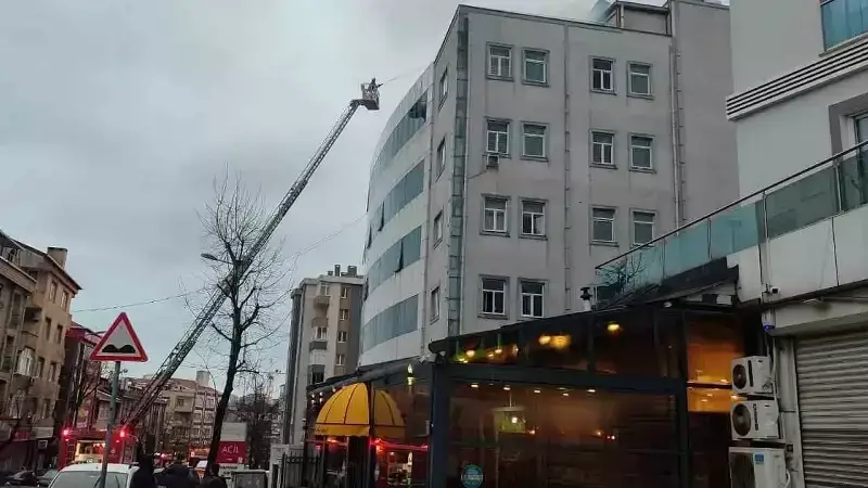 Bağcılar'da 'yenidoğan çetesi' hastanesinin çatısında yangın çıktı