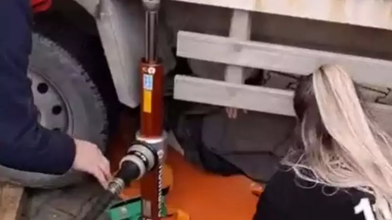 Balıkesir'de Korkutan Kaza: Geri Manevrada Kamyonetin Altında Kalan Kişi Kurtarıldı