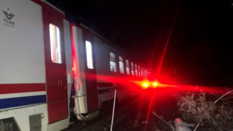 Balıkesir'de Toprak Kayması: Tren Raydan Çıktı, Bir Yolcu Yaralandı