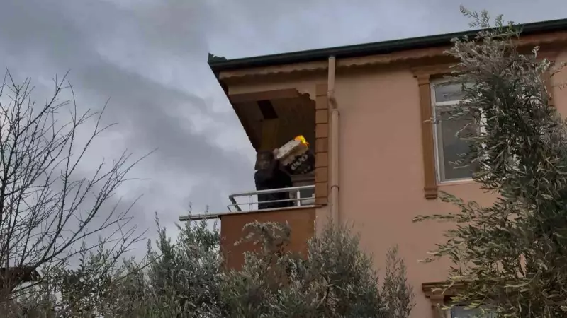 Balkondan Yanan Eşyaları Attı, Sigarası Ağzındaydı: Yangın Görüntüleri Sosyal Medyada