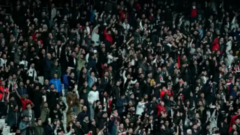 Beşiktaş Taraftarlarından Yönetime İstifa Çağrısı, Sergen Yalçın'a Destek