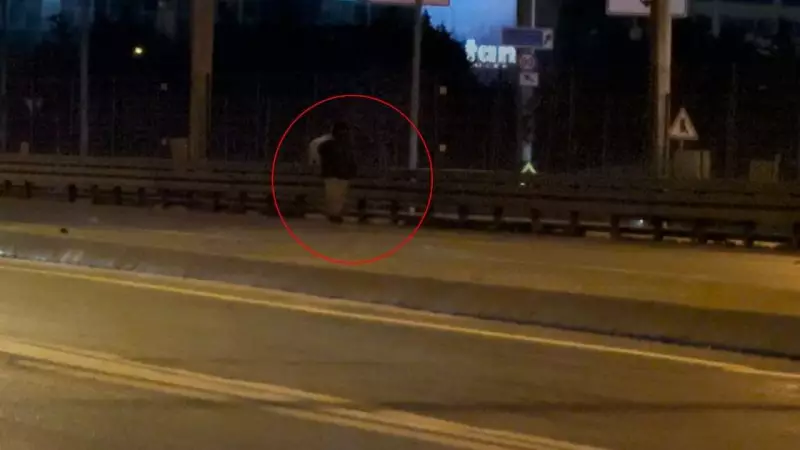 Beylikdüzü'nde E-5'te Tehlike: Şahıs Kilometrelerce Yürüdü, Anlar Kamerada