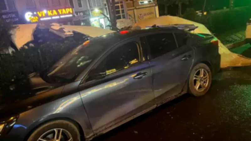 Beylikdüzü'nde Şiddetli Rüzgar 15 Katlı Binanın Dış Cephesini Yerinden Söktü