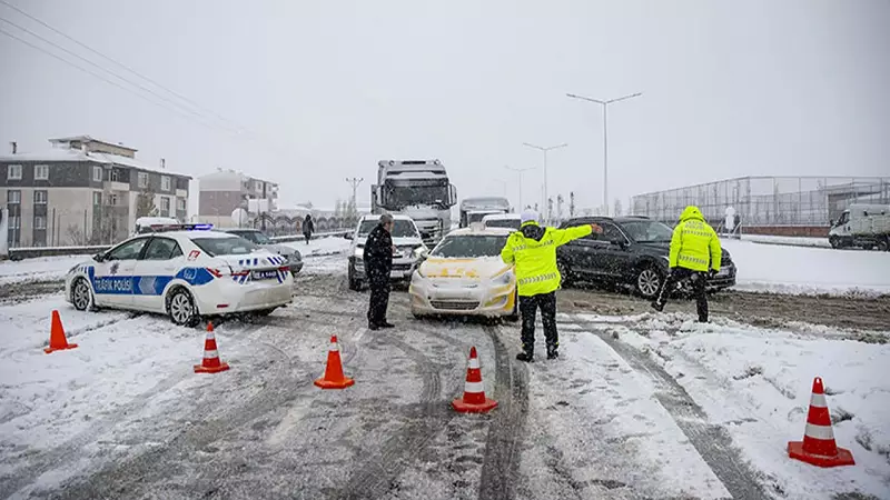 Bingöl-Erzurum Karayolu Yoğun Kar Nedeniyle Tır Trafiğine Kapatıldı