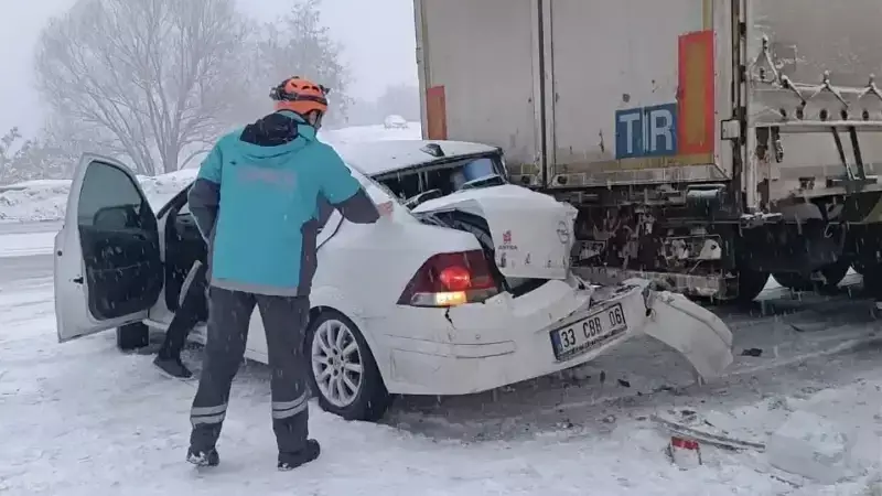 Bingöl'de Kar ve Buzlanma: Tıra Çarpan Otomobilde 1 Yaralı