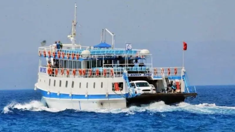 Bodrum'da Fırtına: Balıkçı Teknesi Karaya Oturdu, Feribot Seferleri İptal Edildi