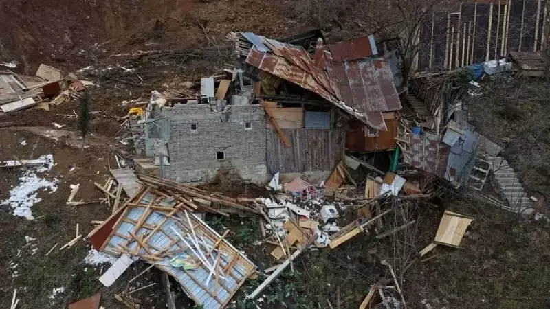 Borçka'da Yoğun Kar Yağışı Heyelanı Tetikledi: Ev ve Ahır Kullanılamaz Hale Geldi