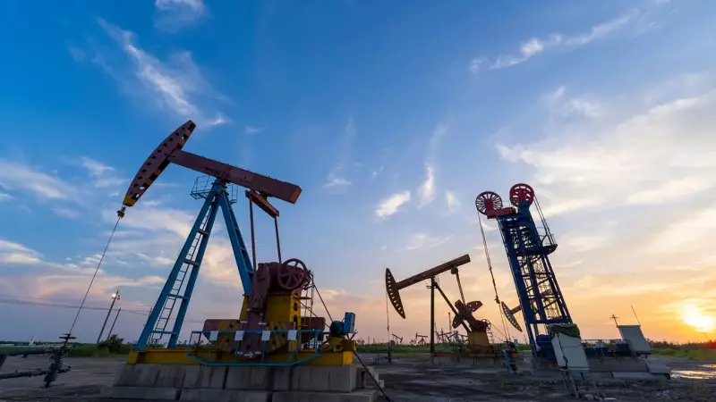 Brent Petrol 63 Dolar Seviyesinde, Fed ve ABD Hamleleri Fiyatları Yükseltiyor