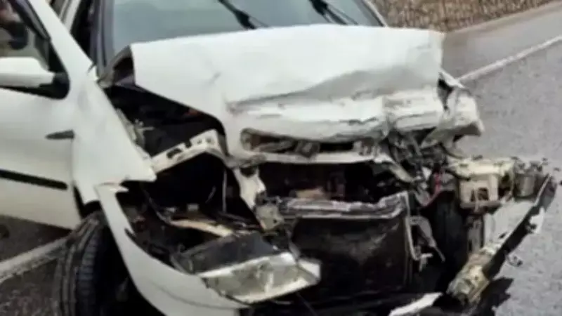 Bursa'da Trafik Kazası: Bariyere Çarpan Araçta Sürücü ve İki Çocuk Yaralandı