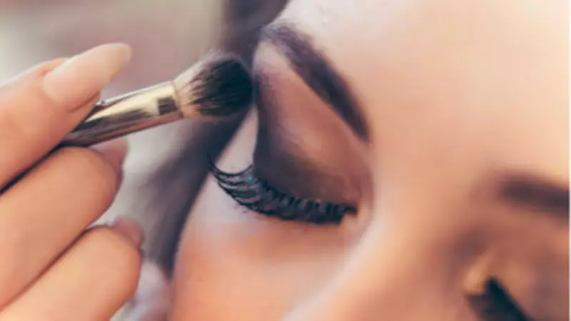 Buğulu Göz Makyajı Nasıl Yapılır? Evde Uygulama Teknikleri ve Püf Noktaları