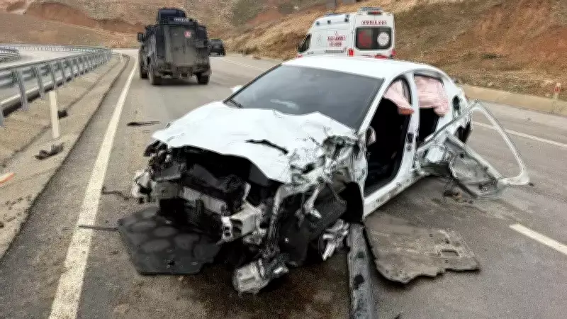Cizre'de Otomobil Bariyere Çarptı: 5 Kişi Yaralandı