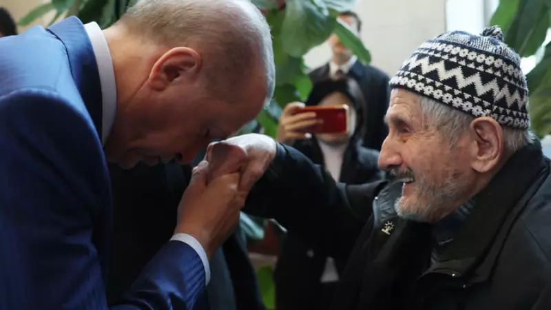 Cumhurbaşkanı Erdoğan, Düzce'den Gelen 100 Yaşındaki Vatandaşların Ellerini Öptü