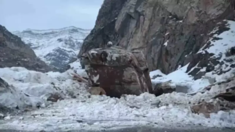 Dağdan Kopan Dev Kaya Kütlesi Yolu Kapatarak Ulaşımı Felç Etti