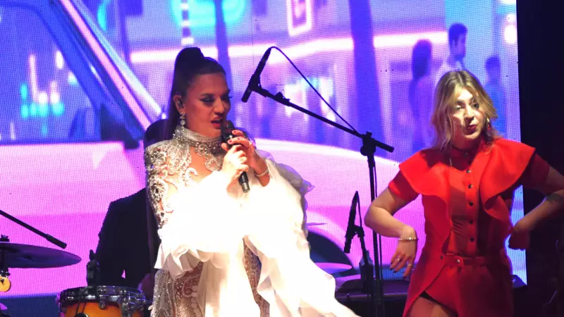 Demet Akalın'ın Edis İtirafı: Çocukken Onu Sahneye Çıkardım